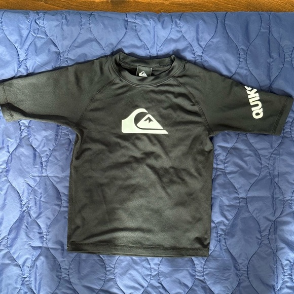 Quiksilver Black Rashguard Swim Shirt Short Sleeve Preloved - Picture 1 of 6